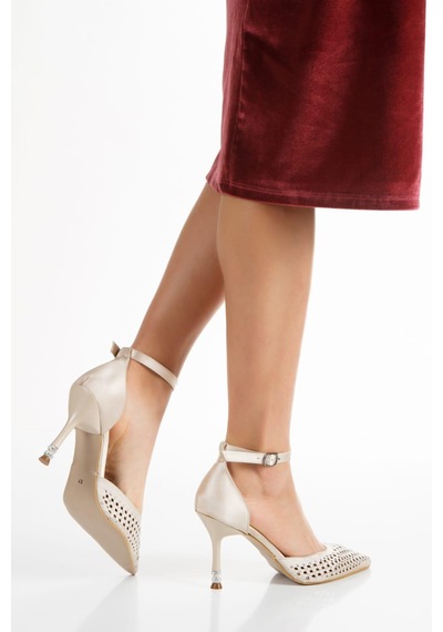 Preshley Kadın Fenny Bej Saten Kristal Taşlı 9 Cm Teş Detaylı İnce Topuklu Sivri Burunlu Arkası Acık Stiletto Bej