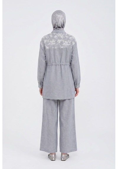 Armine Trend Çiçek Desenli Beli Büzgülü Tunik Ve Geniş Paça Pantolonlu Takım İndigo 26yt6156 Armine Trend Çiçek Desenli Beli Büzgülü Tunik Ve Geniş Paça Pantolonlu Takım İndigo 26yt6156
