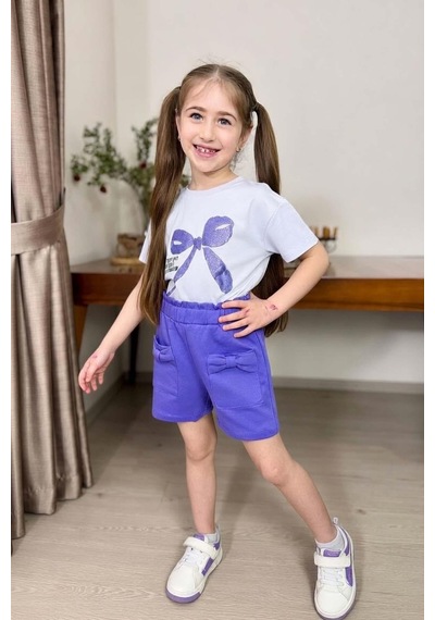 Riccotarz Kız Çocuk Üzerinde Digital Kurdela Basklı T-shirt Ve Fiyonk Cep Detaylı Lila Şortlu Takım Riccotarz Kız Çocuk Üzerinde Digital Kurdela Basklı T-shirt Ve Fiyonk Cep Detaylı Lila Şortlu Takım