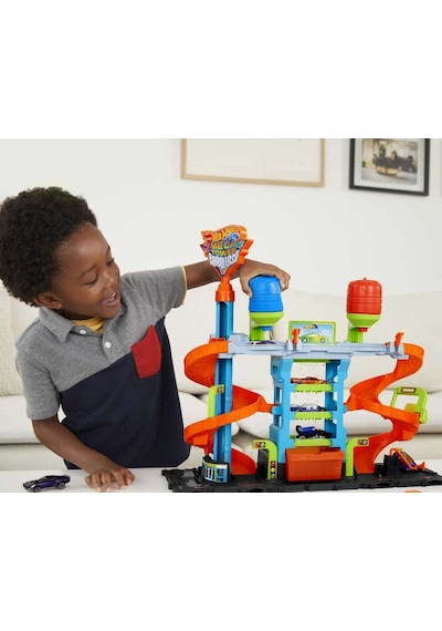 Hot Wheels Mega Araba Yıkama Kulesi: Döner Spiral Ve İki Su Tankıyla Gerçekçi Yıkama Deneyimi Hot Wheels