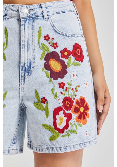 Itsbasic Kadın Ice Kot Rengi 3s5-3 Kırmızı Çiçek Nakışlı Midi Boy %100 Koton Rahat Kesim Tasarım Denim Şort Ice Rengi