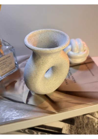 Yuvarlak Delikli Form Dekoratif Vazo Mat Mermer Beyaz Modern Minimal Tasarım