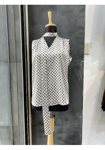 Pera Moda Sıfır Kol Pileli Fularlı Puantiyeli Bluz Siyah