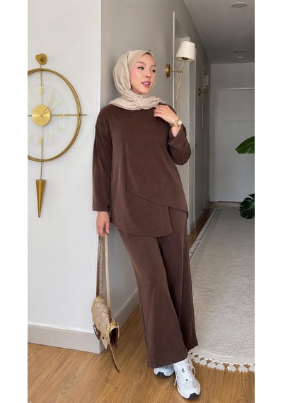 Lacivert & Açık Kahve Asimetrik Kesim İnce Pike Kumaş İkili Takım Modern Ve Rahat Şıklık Lacivert & Açık Kahve Asimetrik Kesim İnce Pike Kumaş İkili Takım Modern Ve Rahat Şıklık