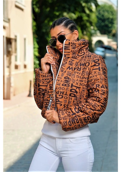 Keyifli Moda Kadın Kahverengi Yazılı Dik Yaka Su Geçirmez Kısa Şişme Mont