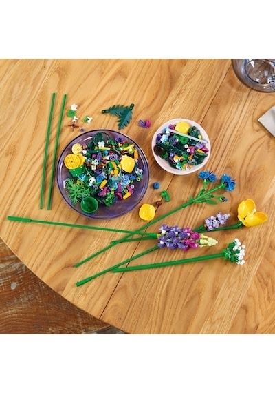 LEGO® Botanicals Kir Çiçekleri Buketi 10313 – Yetiskinler için 8 Tür Kir Çiçegi Içeren Dekoratif Model Yapim Seti (939 Parça)