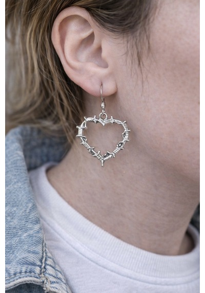 Thorned Heart Charm Diken Detaylı Kalp Figürlü Gümüş Renk Unisex Sallantılı Küpe Çok Renkli