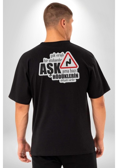 Çok Virajlı Bir Otabandır Aşk, Ama Bazı Hödüklerin Ehliyeti Vardır Yazılı Pamuklu Kadın Erkek Oversize Sırt Dijital Baskılı Siyah T-shirt Siyah