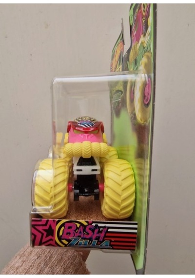 Hot Wheels Dıecast Monster Trucks Bash Zilla Glow In The Dark Nocolor