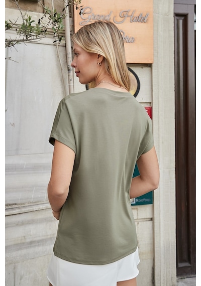 Jument Kadın İpeksi Yumuşak Kumaş Geniş Sıfır Yaka Önü Pencereli Yanları Yırtmaçlı Tshirt Bluz-haki Jument Kadın İpeksi Yumuşak Kumaş Geniş Sıfır Yaka Önü Pencereli Yanları Yırtmaçlı Tshirt Bluz-haki