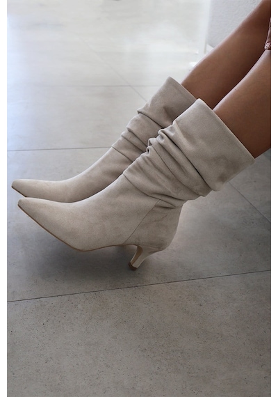 Asmi Shoes Kadın Gina Krem Süet Körüklü 6 Cm Topuklu Sivri Burun İnce Topuk Yarım Boy Çizme Asmi Shoes Kadın Gina Krem Süet Körüklü 6 Cm Topuklu Sivri Burun İnce Topuk Yarım Boy Çizme