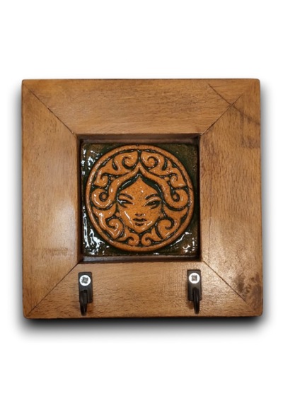 Ahşap Toprakana Figürlü Anahtarlık Seramik Duvar Panosu 14,5x14,5x2,5cm -