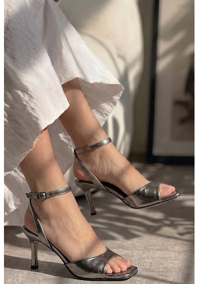 Giamgia Store Kadın Platin Bilekten Bağlamalı Küt Burun İnce Topuklu Stiletto Abiye Ayakkabı-2343 Giamgia Store Kadın Platin Bilekten Bağlamalı Küt Burun İnce Topuklu Stiletto Abiye Ayakkabı-2343