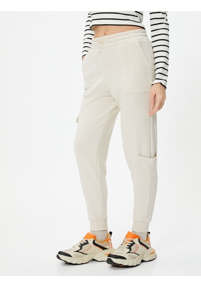 Koton Jogger Eşofman Altı Beli Bağlamalı Rahat Kalıp Cepli Ekru 4wal40047ık 4WAL40047IK010 Ekru Koton Jogger Eşofman Altı Beli Bağlamalı Rahat Kalıp Cepli Ekru 4wal40047ık 4WAL40047IK010 Ekru