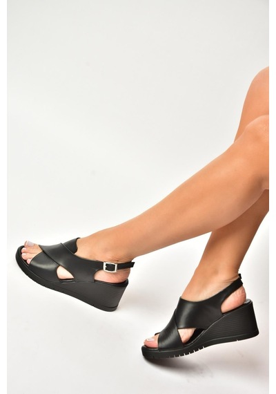Fox Shoes Y555340503 Siyah Hakiki Deri Dolgu Tabanlı Kadın Sandalet