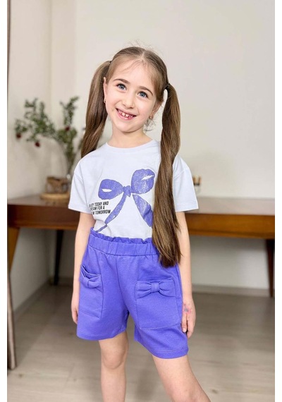 Riccotarz Kız Çocuk Üzerinde Digital Kurdela Basklı T-shirt Ve Fiyonk Cep Detaylı Lila Şortlu Takım Riccotarz Kız Çocuk Üzerinde Digital Kurdela Basklı T-shirt Ve Fiyonk Cep Detaylı Lila Şortlu Takım