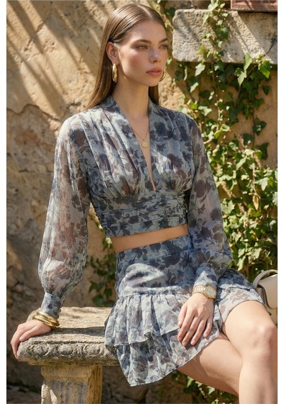 Fashion Cocktail Akışkan Dokulu Katmanlı V-dekolteli Şifon Kollu Kat Etekli V-yaka Çiçekli Glam Etek Bluz Takım Mavi Fashion Cocktail Akışkan Dokulu Katmanlı V-dekolteli Şifon Kollu Kat Etekli V-yaka Çiçekli Glam Etek Bluz Takım Mavi