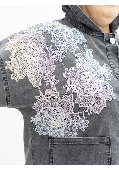 Trieste Büyük Beden Kapüşonlu Düğmeli Çiçek Dantel Ve İnci Detaylı İnce Denim Kadın Ceket Antrasit Trieste Büyük Beden Kapüşonlu Düğmeli Çiçek Dantel Ve İnci Detaylı İnce Denim Kadın Ceket Antrasit