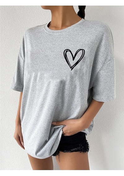 Minimal Kalp T-shirt - Gri Baskılı Oversize Bisiklet Yaka Kısa Kol Tişört Gri Minimal Kalp T-shirt - Gri Baskılı Oversize Bisiklet Yaka Kısa Kol Tişört Gri