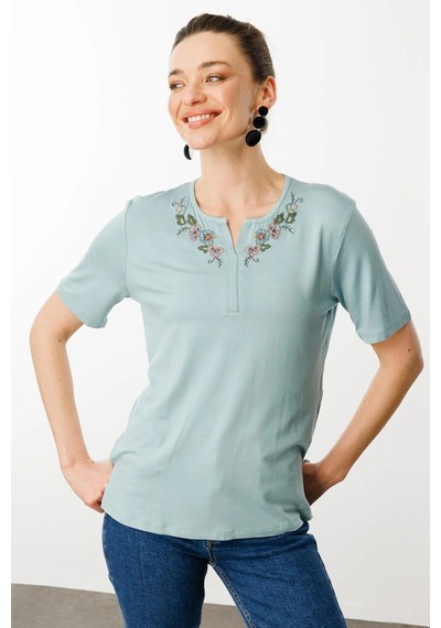 Desen Triko Açma Yaka Nakış İşlemeli Penye Kadın T-shirt 25700 Mint Yeşili