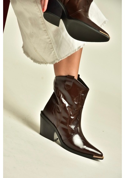 Fox Shoes Z920241160 Kahverengi Rustik Kalın Topuklu Kovboy Model Western Kadın Bot