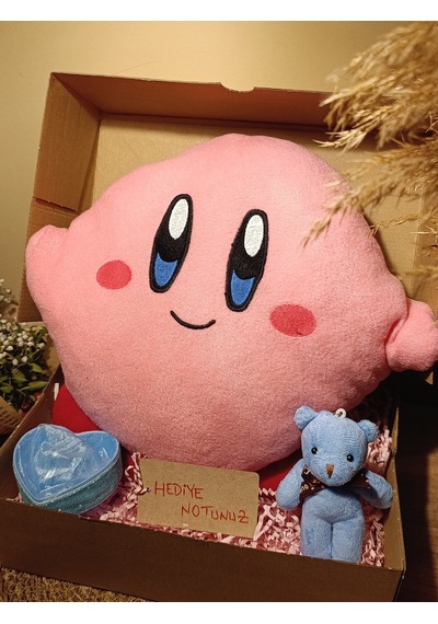 Kutulu Hediye Seti / Kirby Yastık 30cm, Ayıcık Anahtarlık Ve Kalp Şeklinde Tüllü Kutu