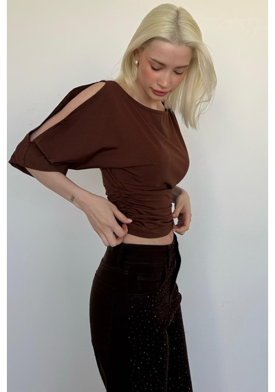 Madmext Kahverengi Belden Büzgülü Yarasa Kollu Açık Omuz Bluz Mg2672 Kahverengi