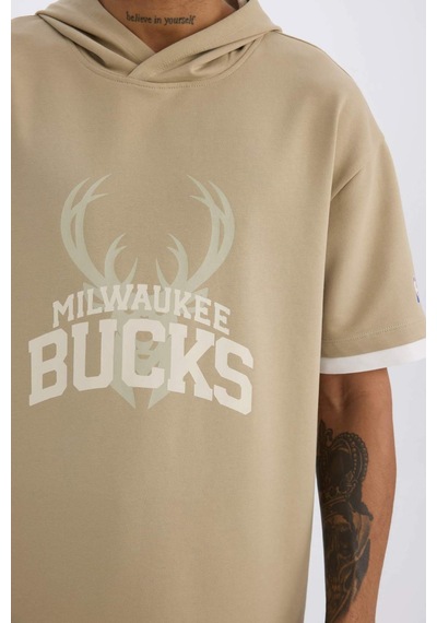 DeFactoFit NBA Milwaukee Bucks Oversize Geniş Kalıp Kapüşonlu Sırt Baskılı Kısa Kollu Tişört D6708AX25SPBG769