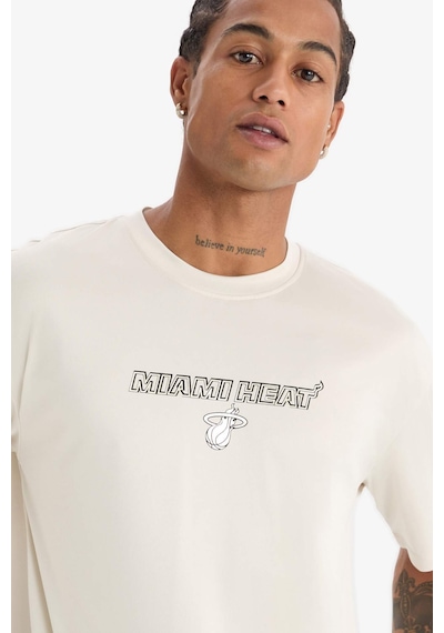 DeFactoFit NBA Miami Heat Boxy Fit Bisiklet Yaka Sırt Baskılı Kısa Kollu Tişört E0359AX25SPBG662