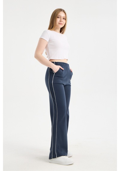 Gugus Kadın Trend Bol Paça Modal Kumaş Eşofman Altı Çift Cepli Wide Leg Yanları Beyaz Şeritli Lacivert-2 Gugus Kadın Trend Bol Paça Modal Kumaş Eşofman Altı Çift Cepli Wide Leg Yanları Beyaz Şeritli Lacivert-2