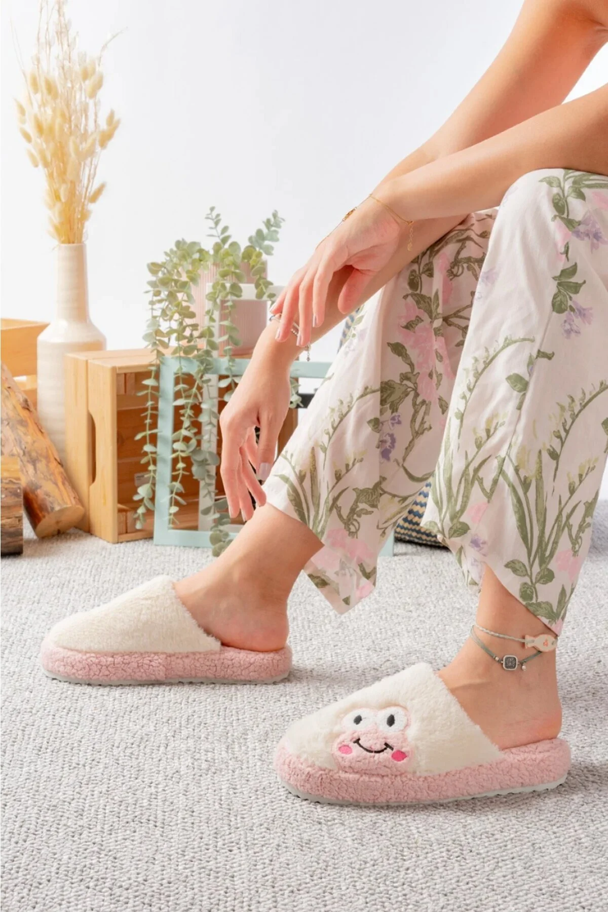 Modafocus Sevimli Kurbağa Desenli Peluş Kadın Ev Terliği Hediyelik Terlik Çeyiz Terliği Pembe