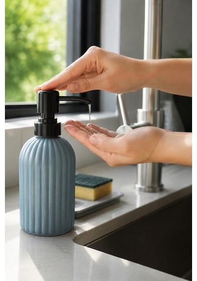 Vovy Çizgili Cam Sabunluk 500 Ml Siyah Pompalı Modern Sıvı Sabun Ve Deterjan Dispenseri - 18,5 Cm X 7 Cm Füme