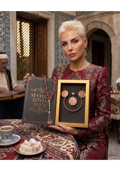 Özel Tasarım Kitap Kutulu Kadın Bakır Takı Seti Ve Tesbih Kombini - Kolye Küpe Bileklik Yüzük 5 Parça Otantik Şık Hediyelik - Doğum Günü Yıl Dönümü Anneler Günü Kadınlara Özel Gösterişli Hediye - N-00075 Özel Tasarım Kitap Kutulu Kadın Bakır Takı Seti Ve Tesbih Kombini - Kolye Küpe Bileklik Yüzük 5 Parça Otantik Şık Hediyelik - Doğum Günü Yıl Dönümü Anneler Günü Kadınlara Özel Gösterişli Hediye - N-00075