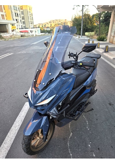 Motocam Küba Newcity 50 Ön Cam 2023-2026 Model 75cm Füme Renkli 4mm Uzun
