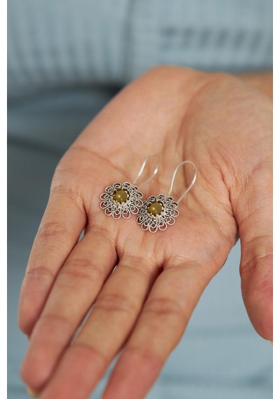 Ağustos Peridot Doğum Taşı Çiçek Motifli Telkari Gümüş Küpe Gümüş