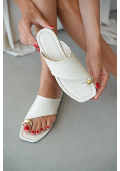 Selin Shoes Mistra Düz Taban Parmak Arası Gold Aksesuar Detay Çapraz Bant Kesim Kadın Terlik- Ekru Selin Shoes Mistra Düz Taban Parmak Arası Gold Aksesuar Detay Çapraz Bant Kesim Kadın Terlik- Ekru