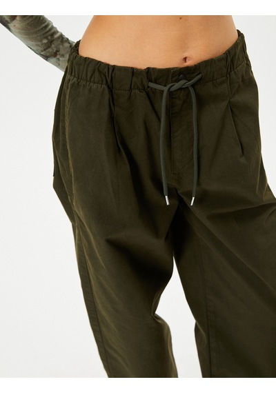Koton Paraşüt Pantolon Oversize Cepli Beli Ve Paçaları Lastikli Stoperli Pamuklu Haki 4wal40118mw Haki Koton Paraşüt Pantolon Oversize Cepli Beli Ve Paçaları Lastikli Stoperli Pamuklu Haki 4wal40118mw Haki