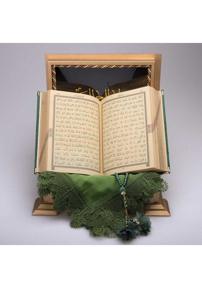 Şal + Tesbih + Kuran Hediye Seti (Hafız Boy, Ahşap Kutulu, Kadife, Zeytin Yeşili)