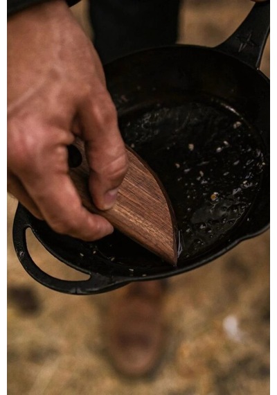 Barebones Cast Iron Scraper Ahşap Kamp Mutfak Kazıyıcı Mutfak Aksesuarları Kahverengi