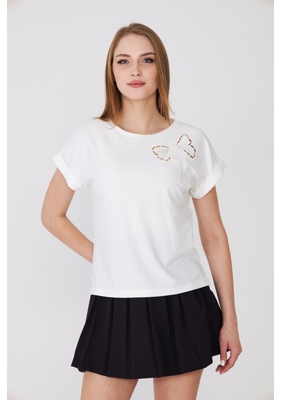 Sortie Collection Göğsü Fiyonk Nakışlı Yırtmaçlı Modal Basic Tişört Ekru Sortie Collection Göğsü Fiyonk Nakışlı Yırtmaçlı Modal Basic Tişört Ekru