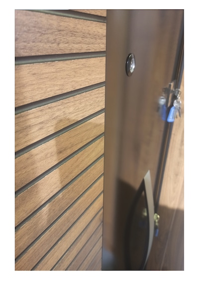 Çelik Kapı Modelleri Ahşap Kaplama Kabartmalı Daire Kapısı Sağ 2