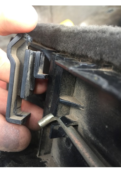 Bmw E30 - Bagaj Yan Kapağı Mandalı Kilidi