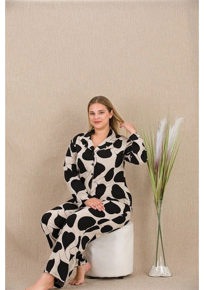Kapsulavm Büyük Beden Siyah Beyaz Kalp Desenli Düğmeli Uzun Kol Viskon Pijama Takımı Görsel Kapsulavm Büyük Beden Siyah Beyaz Kalp Desenli Düğmeli Uzun Kol Viskon Pijama Takımı Görsel
