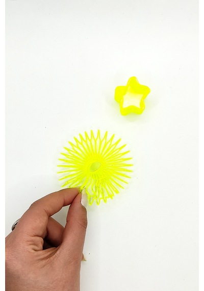 Yıldız Şekilli Neon Sarı Stres Yayı Oyuncak Stres Yayı - 3 Cm Çapında - 1 Adet