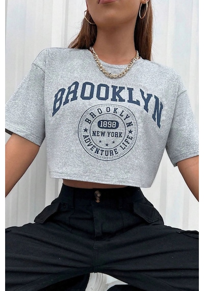 Brooklyn 1898 Adventure Baskılı Kadın Crop Grimelanj T-shirt Gri