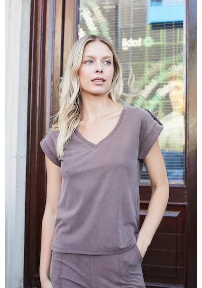 Jument Kadın Modal İpeksi Likralı Kumaş V Yaka Duble Kollu Apoletli Yanları Yırtmaçlı T-shirt Bluz-kahve Kahve Jument Kadın Modal İpeksi Likralı Kumaş V Yaka Duble Kollu Apoletli Yanları Yırtmaçlı T-shirt Bluz-kahve Kahve