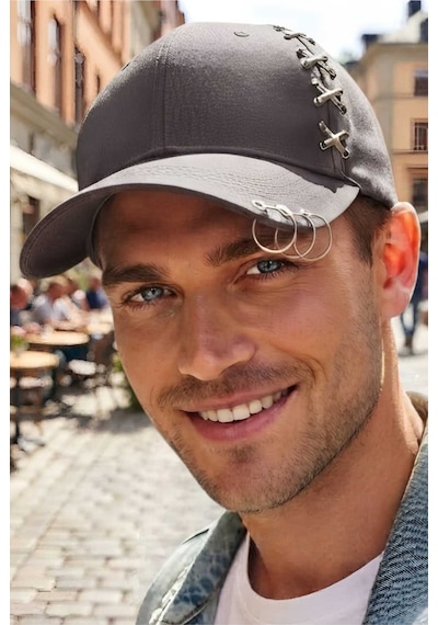 Tezzgelsin Erkek Piercing Halkalı Çapraz Metal Detaylı Özel Tasarım Baseball Cap Streetwear Şapka Füme