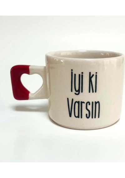 İyi Ki Varsın Baskılı Kırmızı Kalp Kulplu Kupa