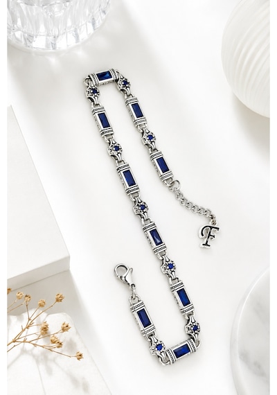 Rodyum Gümüş Kaplama B-103 Kromix Çelik Erkek Bilelik 1+1 Gravürlü Otantik Safir Rengi Zirkon Baget Taşlı Harfli 5 Mm Gümüş