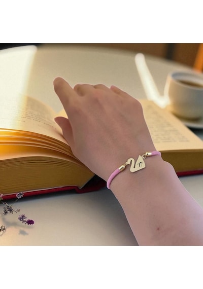 Archin V Harfine Özel 14 Ayar Altın Plakalı Pembe Örgülü Kuğu Kuşu Motifli Hediye Bileklik-609harf V Archin V Harfine Özel 14 Ayar Altın Plakalı Pembe Örgülü Kuğu Kuşu Motifli Hediye Bileklik-609harf V